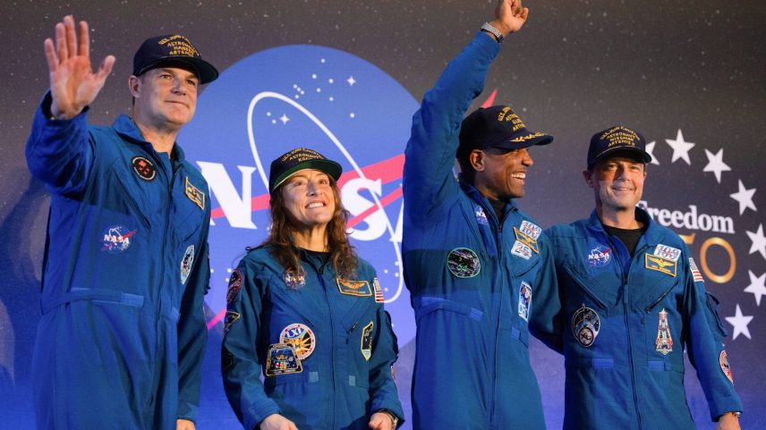 A tripulação da missão Artemis II, composta posa no palco um dia após o pouso no Oceano Pacífico, na Base Aérea Conjunta de Ellington Field, em Houston, Texas, EUA, em 11 de abril de 2026 — Foto: REUTERS/Lexi Parra