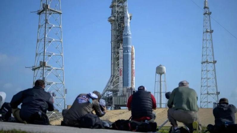Missão tem a previsão de durar 10 dias; na imagem foguete SLS (Space Launch System) com a cápsula Orion