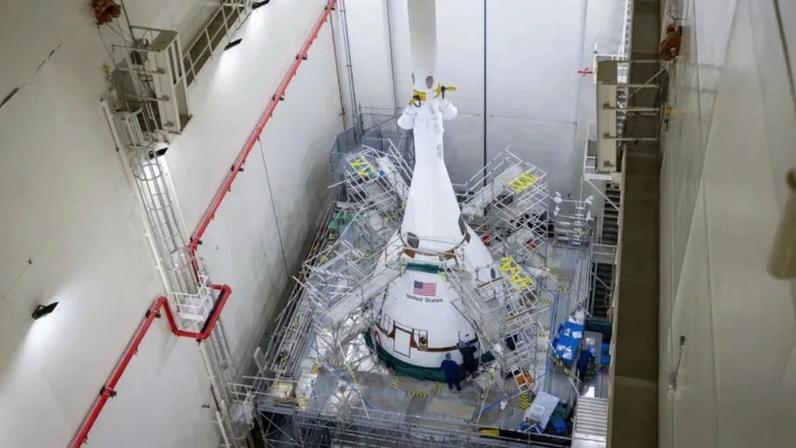 Em setembro de 2025, as equipes de Sistemas Terrestres de Exploração da NASA realizaram os ajustes finais no sistema de aborto de lançamento da espaçonave Orion no Centro Espacial Kennedy • Frank Michaux/NASA