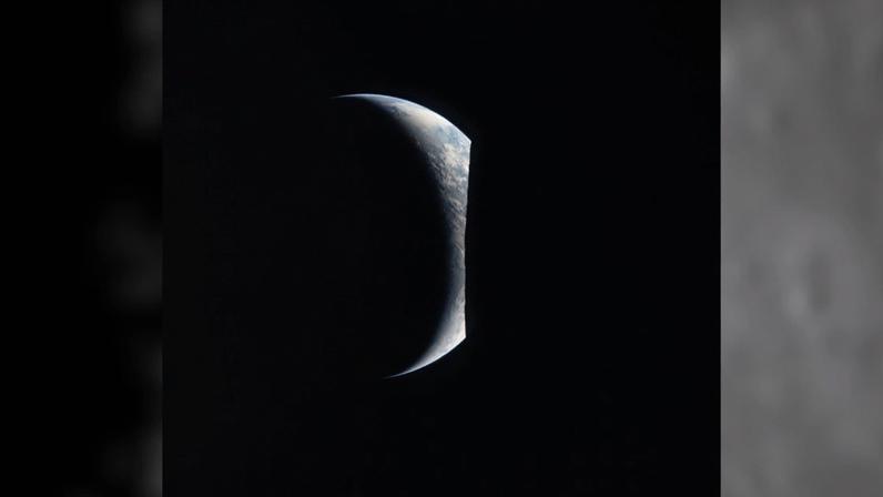 A Orion capturou esta selfie de alta resolução no espaço com uma câmera montada em uma de suas asas de painéis solares durante uma inspeção externa de rotina da espaçonave no segundo dia da missão Artemis II. A imagem foi transmitida pelo Sistema de Comunicações Ópticas da Orion Artemis II • Nasa