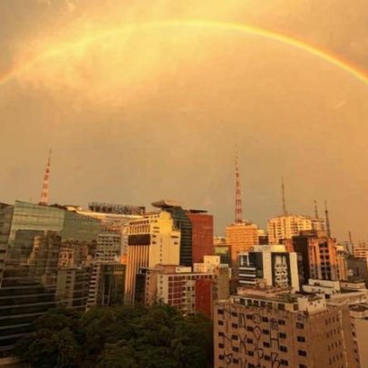 Chuva deixa São Paulo com céu amarelo e arco-íris ao amanhecer