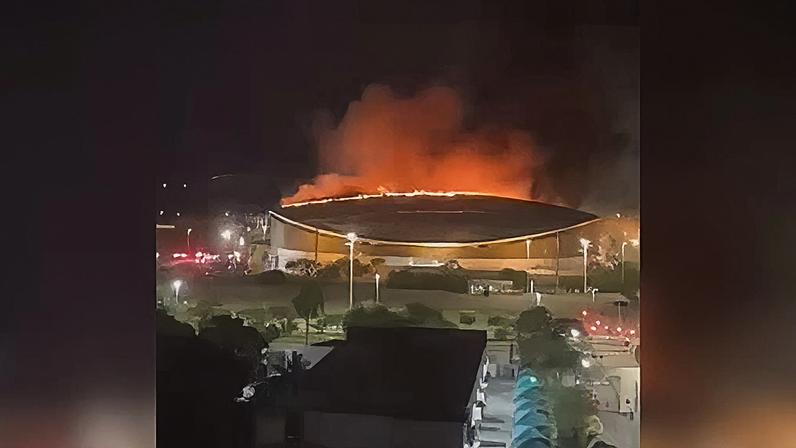 Grande coluna de fumaça que se formou durante o incêndio