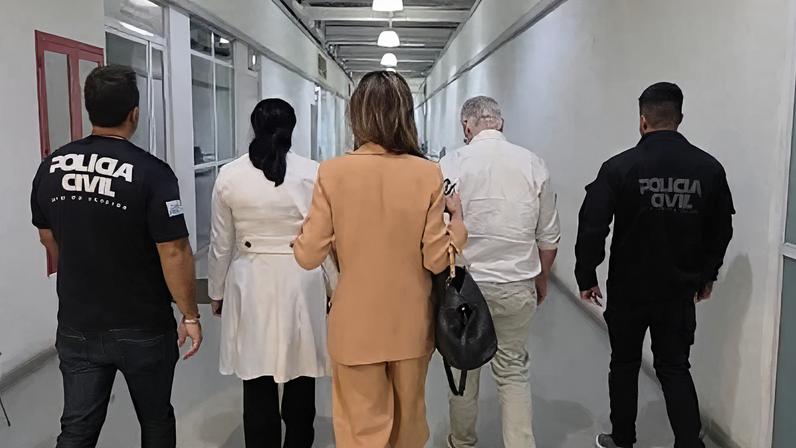 Segundo a Polícia Civil, os detidos são o médico e dono do local Marcello Vale e a farmacêutica Juliana Benedito, apontada como responsável técnica do estabelecimento