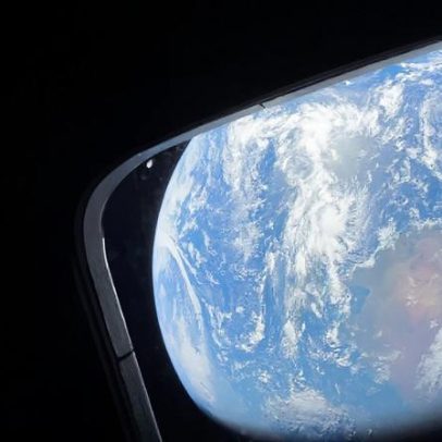 Nasa divulga fotos de astronautas observando a Terra pela janela da Artemis