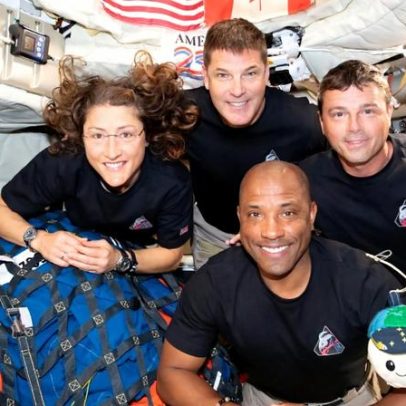 Artemis II retorna à Terra após testes da tripulação