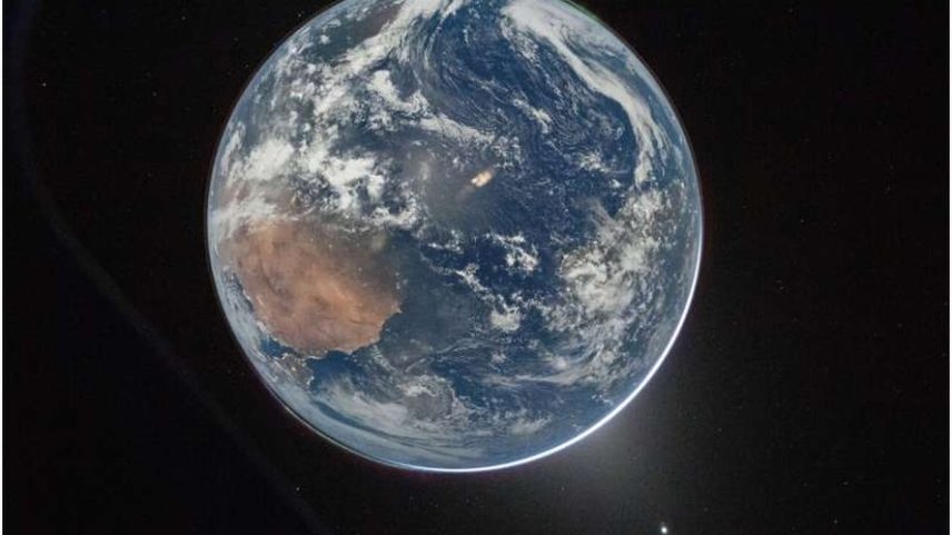 Vista da Terra capturada pelo astronauta da NASA e comandante da Artemis II, Reid Wiseman, a partir da janela da espaçonave Orion.
