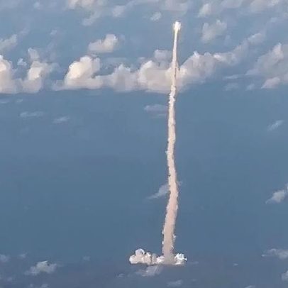 Passageiro em voo comercial registra lançamento da Artemis 2