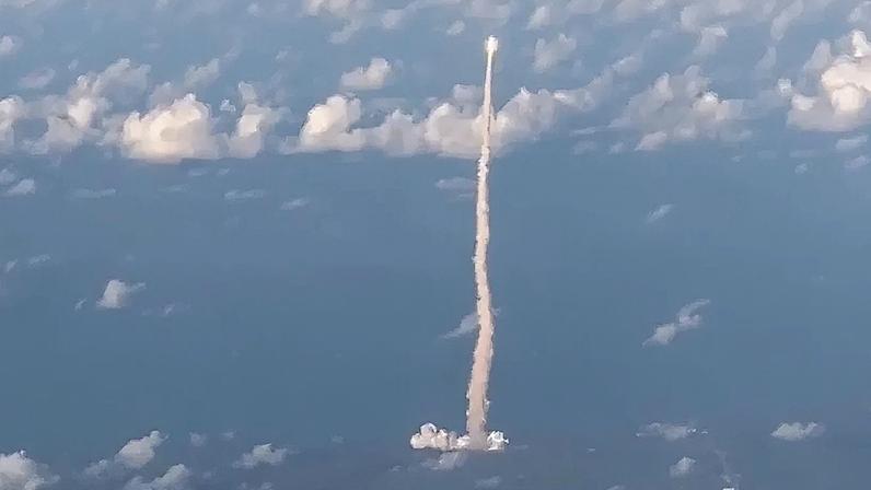 Passageiro em voo comercial registra lançamento da Artemis 2