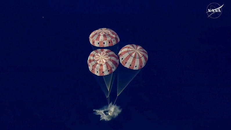Cápsula da tripulação da Artemis 2 desce no Oceano Pacífico nesta captura de tela de vídeo de transmissão ao vivo 10 de abril de 2026 NASA/Divulgação via REUTERS
