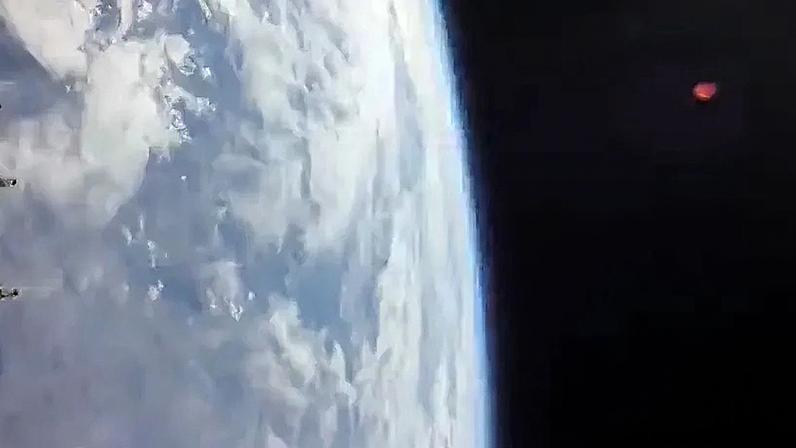 Nave Orion da Artemis II deixa a Terra para a Lua. Na imagem é possível ver o planeta ao fundo no deslocamento da espaçonave • Nasa