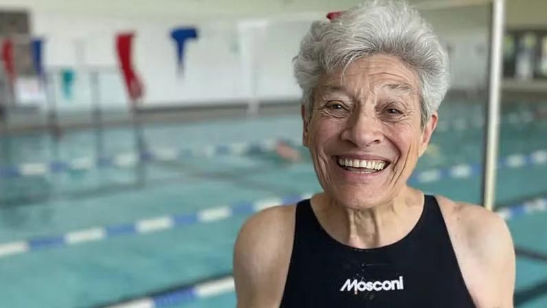 As autoridades britânicas reconheceram a trajetória de Jane Asher com condecorações como a Medalha do Império Britânico, uma das mais importantes do país — Foto: BBC