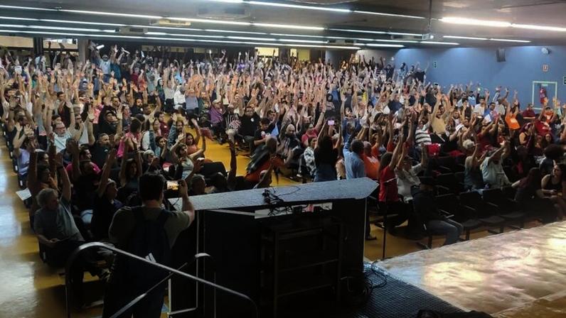 Trabalhadores da USP em assembleia na Faculdade de Arquitetura e Urbanismo na 4ª feira (22.abr)