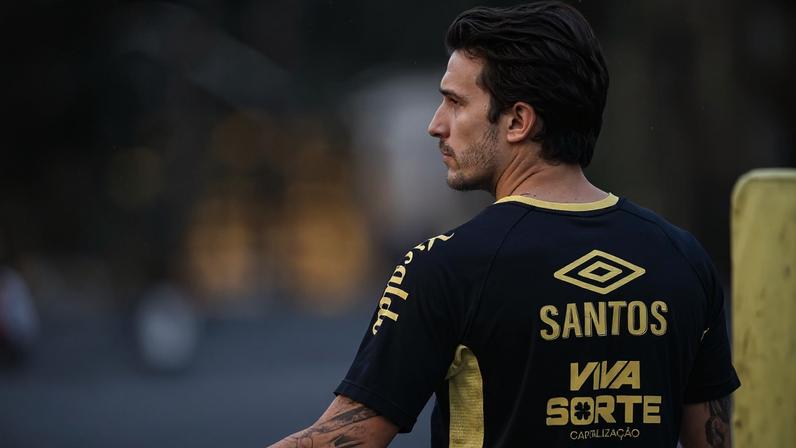 Atacante Lautaro Díaz durante treinamento do Santos