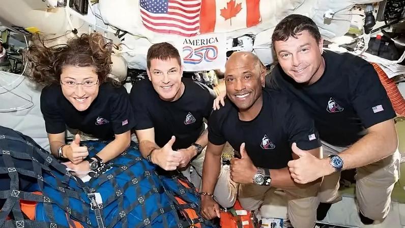 Christina Koch e Jeremy Hansen, o piloto Victor Glover e o comandante Reid Wiseman, tripulantes da missão Artemis II