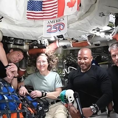 Astronautas da Artemis II acordam ao som da música tema no dia do retorno