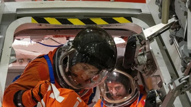 Astronautas simulam práticas a bordo da espaçonave Orion
