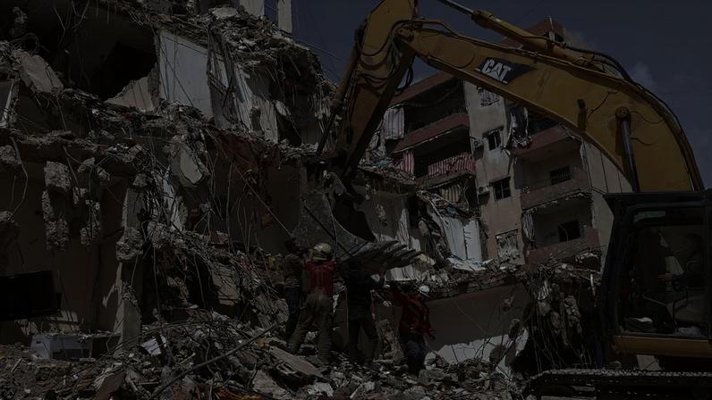 Remoção de escombros em subúrbio de Beirute, no Líbano, após bombardeio israelense em 10 de abril. (Foto: Wael Hamzeh/EFE/EPA)
