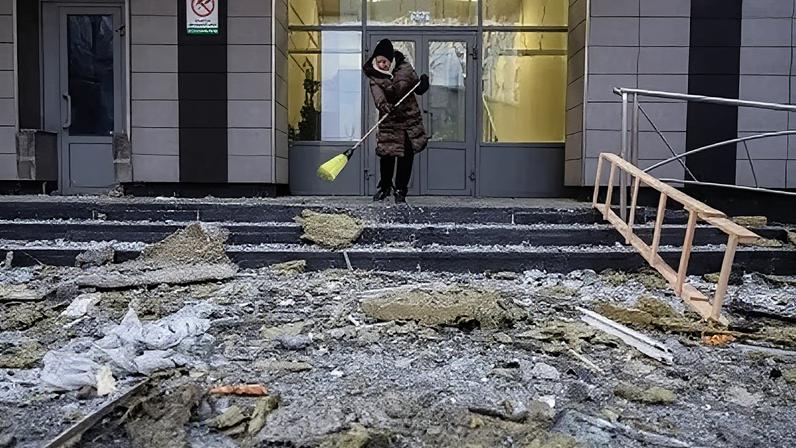 Prédio atingido por drone em Kiev, na Ucrânia