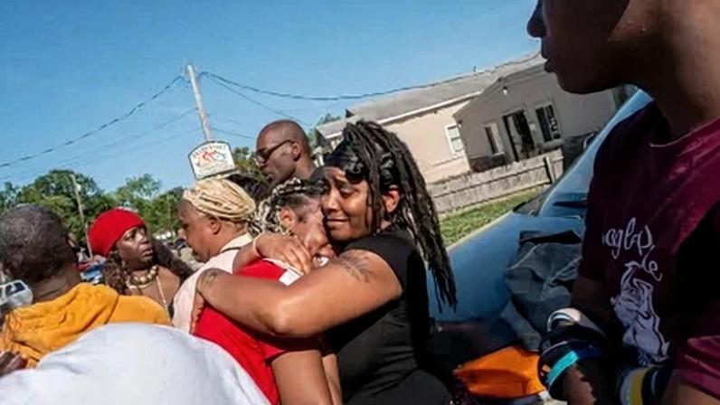 Syrnerica Pugh (à direita) é consolada enquanto lamenta a morte de seus sobrinhos e sobrinhas em 19 de abril de 2026 em Shreveport, Louisiana. Oito crianças foram mortas e duas mulheres ficaram feridas durante um ataque a tiros nas primeiras horas da manhã, de acordo com as autoridades locais.