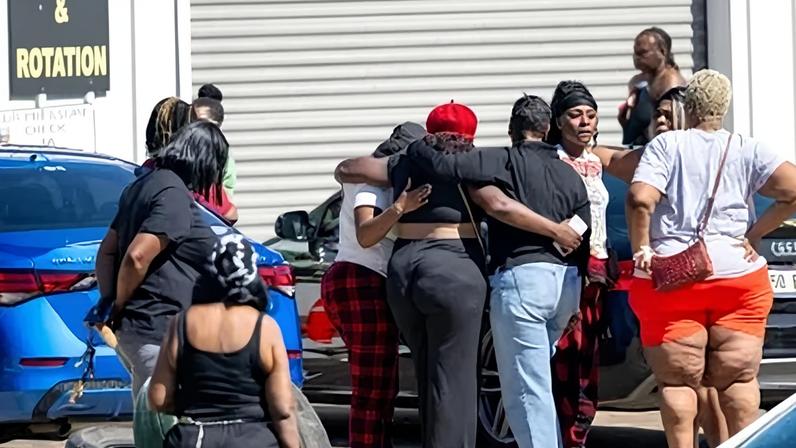 Moradores se reúnem para lamentar a morte de oito crianças e duas mulheres durante um tiroteio em massa em 19 de abril de 2026 em Shreveport, Louisiana.