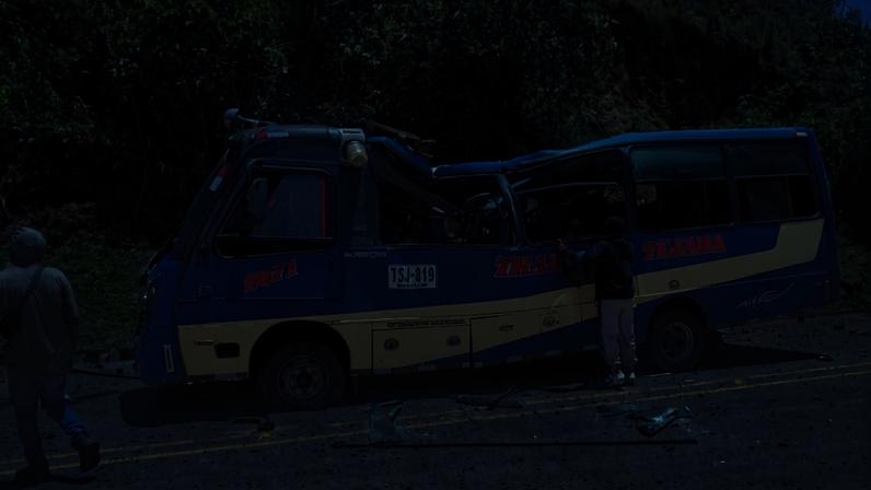 imagem colorida de ônibus atingido por atentado terrorista a bomba na Colômbia