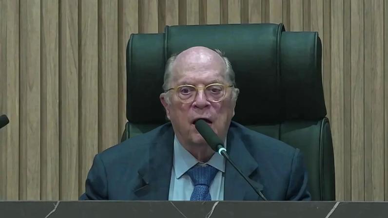 Em evento na OAB-PR, juristas como Miguel Reale pediram "autocontenção" ao STF. (Foto: Reprodução/YouTube/OAB-PR)