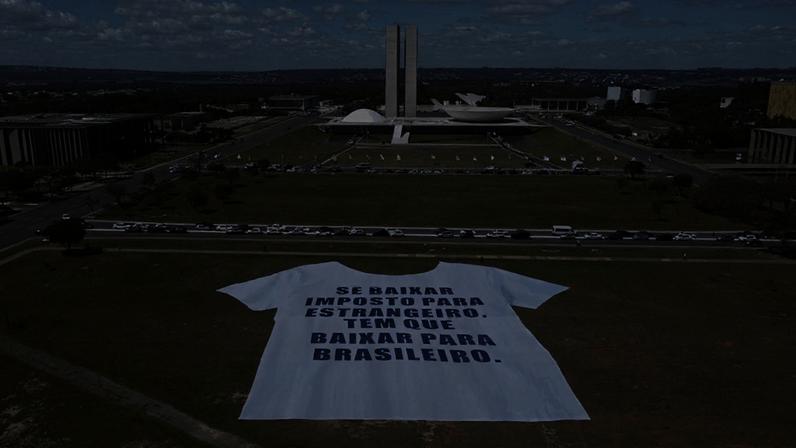 Na imagem, camiseta de 70m X 90m estendida na Esplanada dos Ministérios, em Brasília
