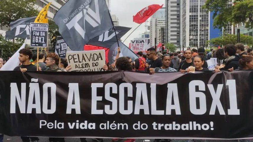 São Paulo (SP), 15/11/2024 - Pessoas participam de ato em defesa do fim da jornada 6x1. Foto: Letycia Bond/Agência Brasil