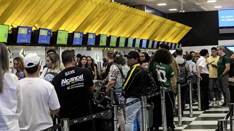 Movimentação intensa de passageiros para remarcação de passagens no Aeroporto de Congonhas — Foto: RENATO S. CERQUEIRA/ATO PRESS/ESTADÃO CONTEÚDO