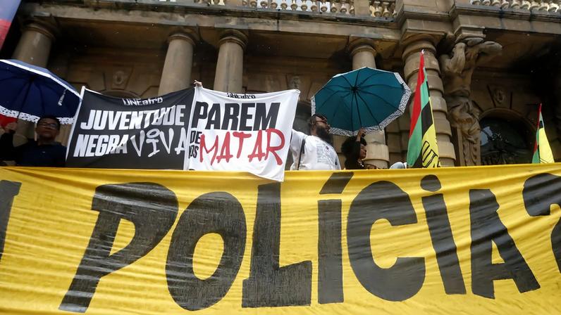São Paulo (SP), 05/12/2024 -ato contra violência policial, concentração em frente ao teatro municipal de são paulo, praça Ramos de Azevedo . Foto: Paulo Pinto/Agência Brasil