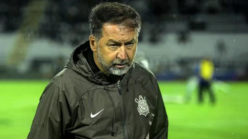 Augusto Melo, presidente do Corinthians, antes do jogo contra a Ponte Preta — Foto: Marcos Ribolli