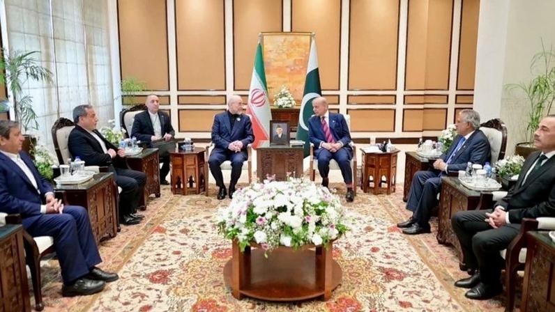Na imagem, o primeiro-ministro do Paquistão, Shehbaz Sharif, durante reunião com a delegação iraniana liderada pelo presidente do Parlamento do Irã, Mohammad Bagher Ghalibaf, nas negociações de Islamabad, no último sábado (11.abr)