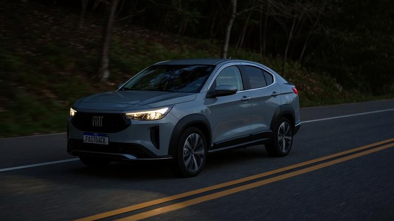 Atual visual do Fiat Fastback, visto acima, irá mudar radicalmente na nova geração