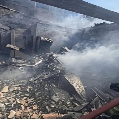 Avião de pequeno porte cai em restaurante no RS; piloto morre