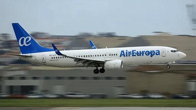 Avião Boeing 737-800 da Air Europa, segundos antes do pouso no aeroporto internacional de Santander, na Espanha