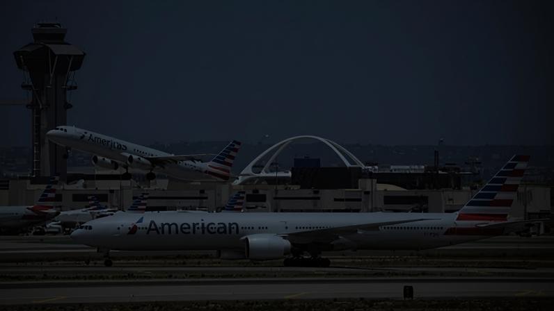 Um Airbus A321 da American Airlines na pista do Aeroporto Internacional de Los Angeles