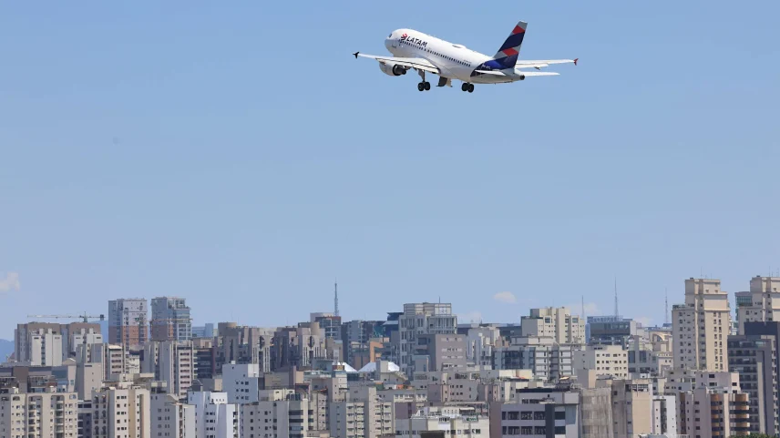 Avião da Latam decolando no Aeroporto de Congonhas. (Foto: Rovena Rosa/Agência Brasil)