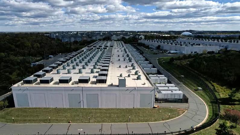 Vista aérea de um data center da AWS que integra a região US-EAST-1, no norte da Virgínia, nos EUA — Foto: Reuters/Jonathan Ernst