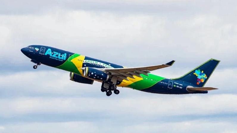 Avião da Azul com cores da seleção