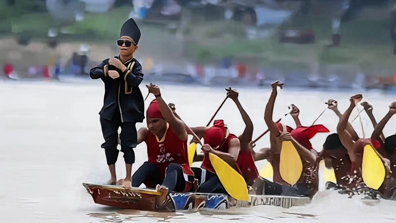 O menino indonésio Rayyan Arkan Dhika dançando no festival Pacu Jalur deu origem ao conceito de "farmar aura" nas redes socais — Foto: Reprodução/Youtube