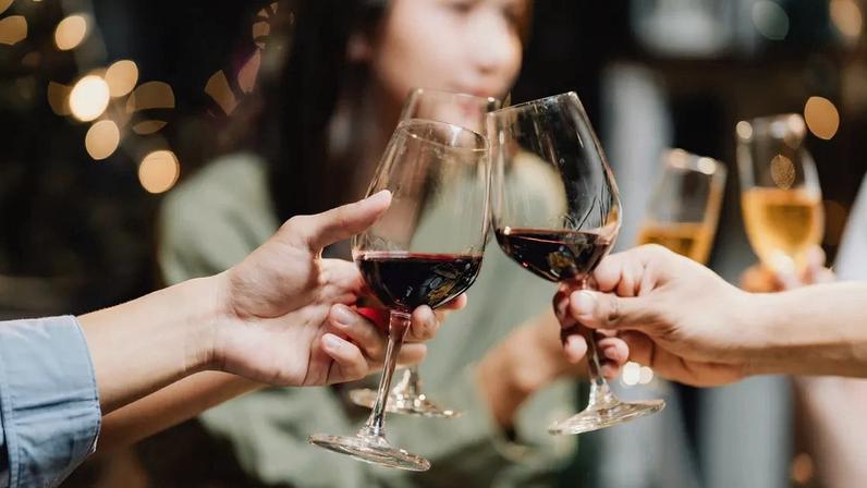 O modo de segurar o copo revela traços de personalidade