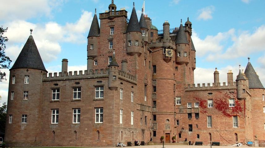 Duas garrafas de Château Lafite Rothschild do século XIX são vendidas em leilão