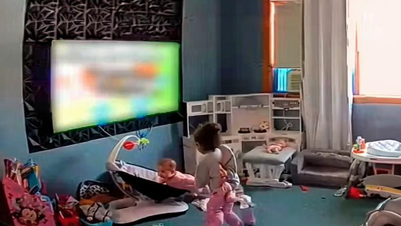 Menina pega bebê e mãe leva susto — Foto: Reprodução/Instagram