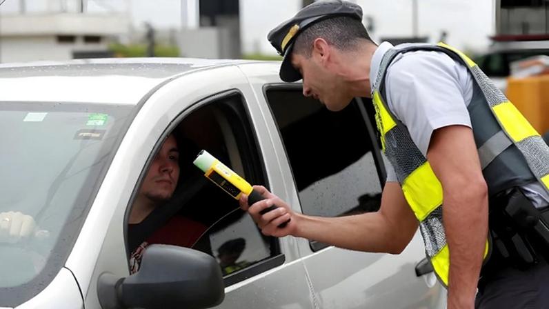 Agente de trânsito aplica bafômetro em motorista - Metrópoles