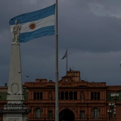 Economia da Argentina cai 2,1% em fevereiro, pior desde 2024