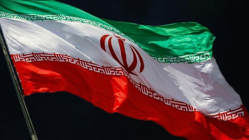 O Irã ainda não se decidiu se enviará uma delegação ao Paquistão para negociar novamente com os EUA; na imagem, a bandeira iraniana