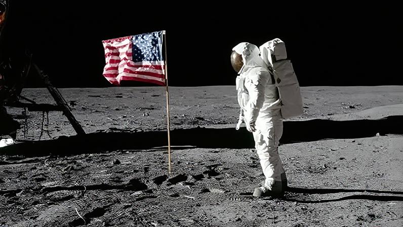 Um dos maiores mitos sobre o pouso na Lua é que a bandeira dos EUA se movimentou como se estivesse ventando, algo que seria impossível no ambiente lunar.