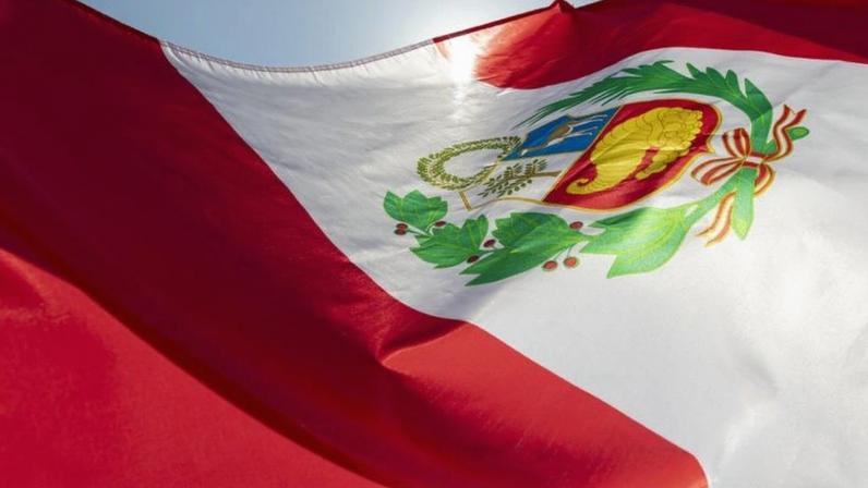 Eleição presidencial no Peru tem quase 2 candidatos presidenciais por cada milhão de eleitores; na foto, a bandeira peruana