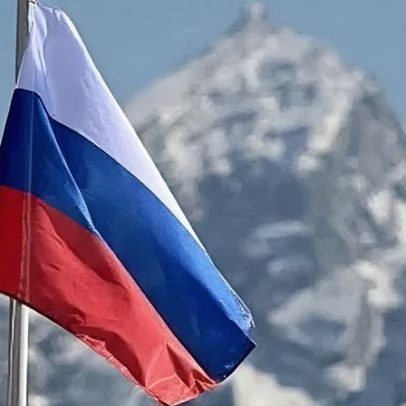 Rússia permanece na Opep+ após saída dos Emirados Árabes