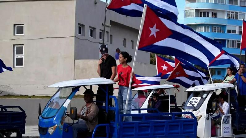 Bandeiras de Cuba desfilam nas ruas de Havana